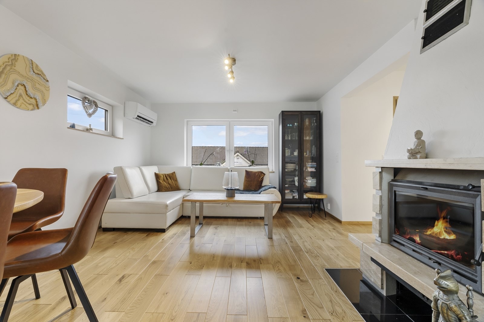 Peisen har ikkje vært i bruk på nokre år. Den må ha tilsyn/utbetring før evt. bruk . Bustaden har 2 varmepumper. Galleribilde