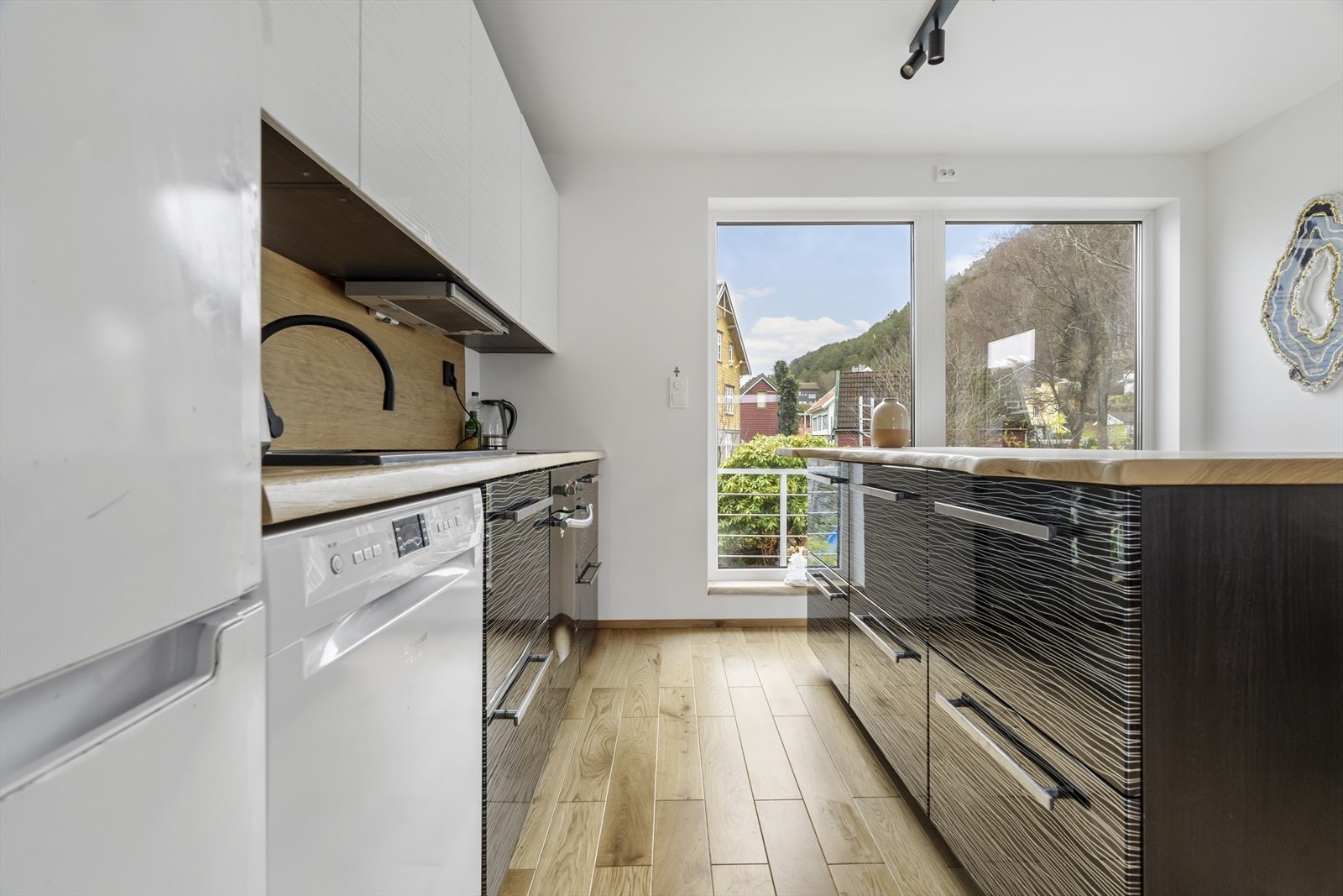 Kjøkkenet har store vindauge mot vest Galleribilde