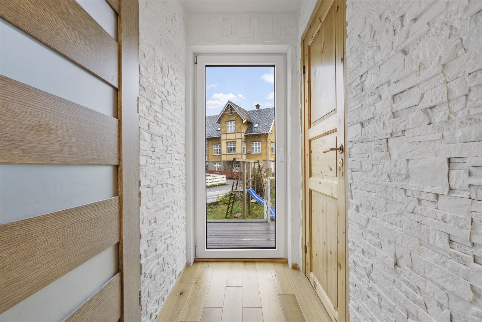 Tilkomst til terrasse og hagen frå gang Galleribilde