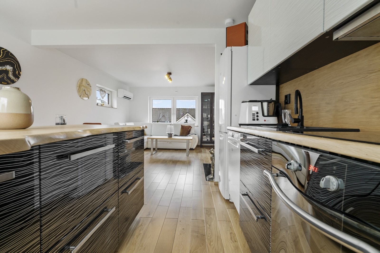 Det er open løysing mellom stove og kjøkken Galleribilde