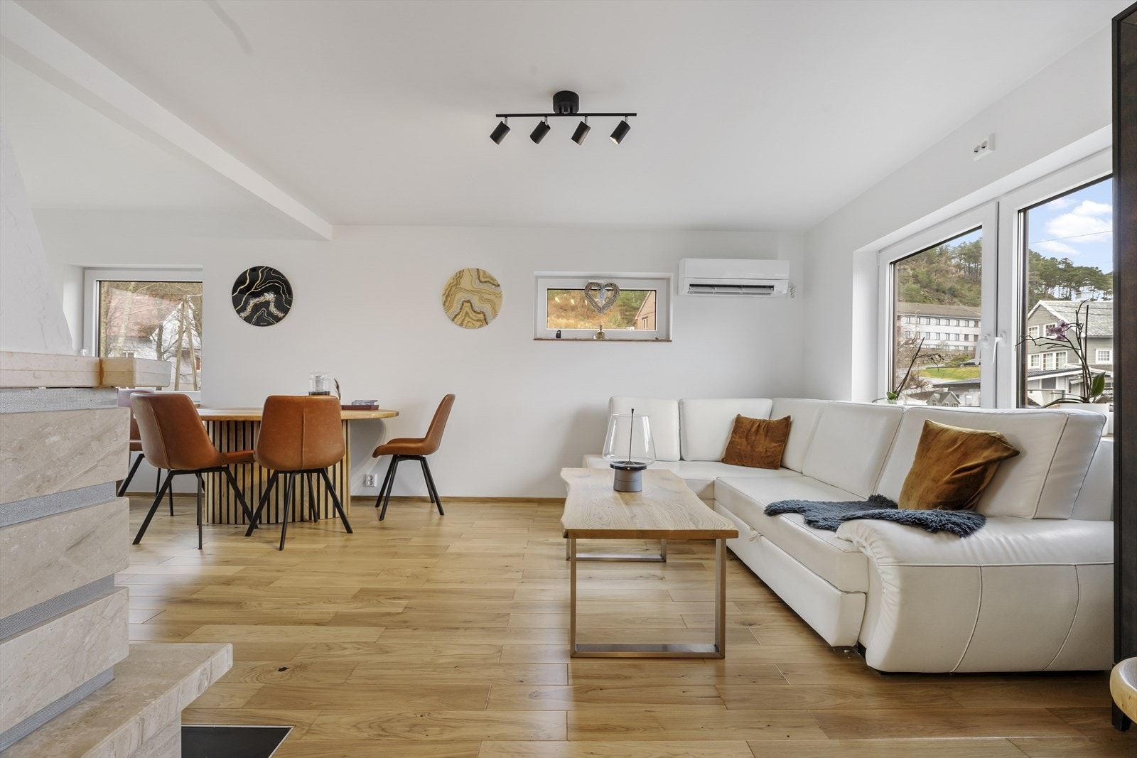 Heile bustaden er pussa opp - open løysing mellom stove og kjøkken Galleribilde