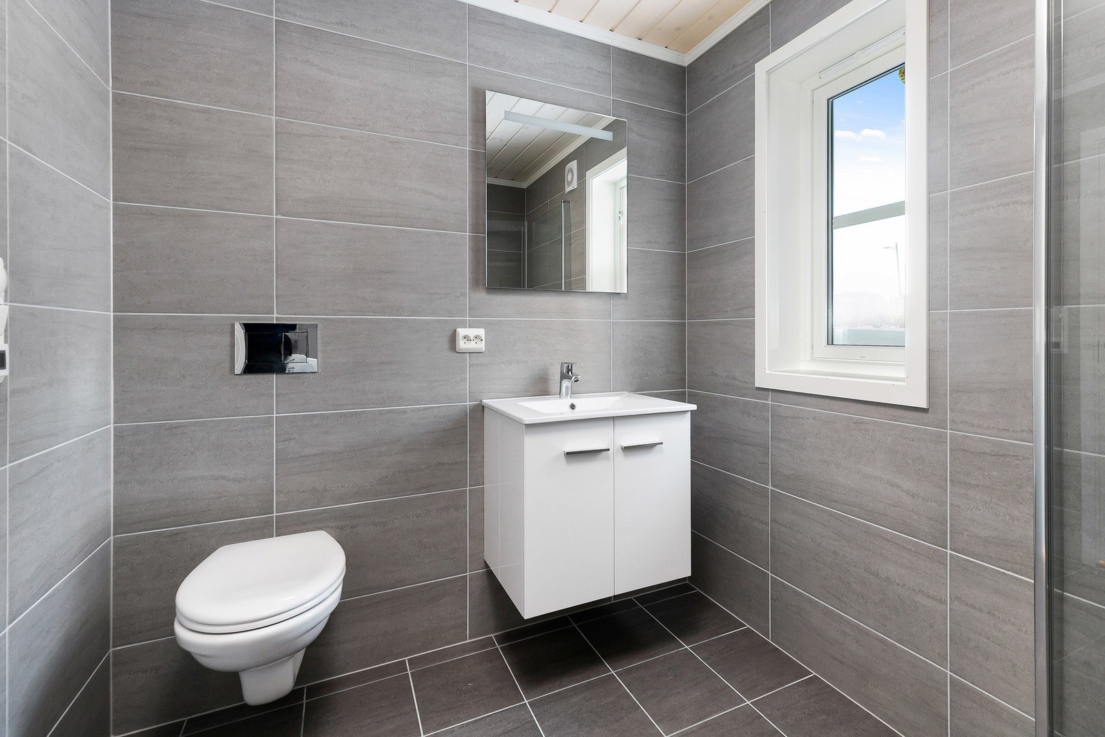 På badet er det lekre fliser på vegg og gulv med termostyrte varmekabler. Bildet er ikke av selve hytta. Galleribilde