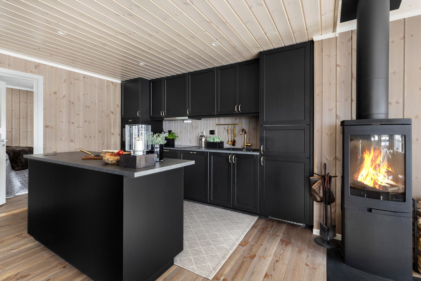 Laminat benkeplate med nedfelt oppvaskkum. Antall skap i henhold til plantegning. Bildet er ikke av selve hytta. Galleribilde