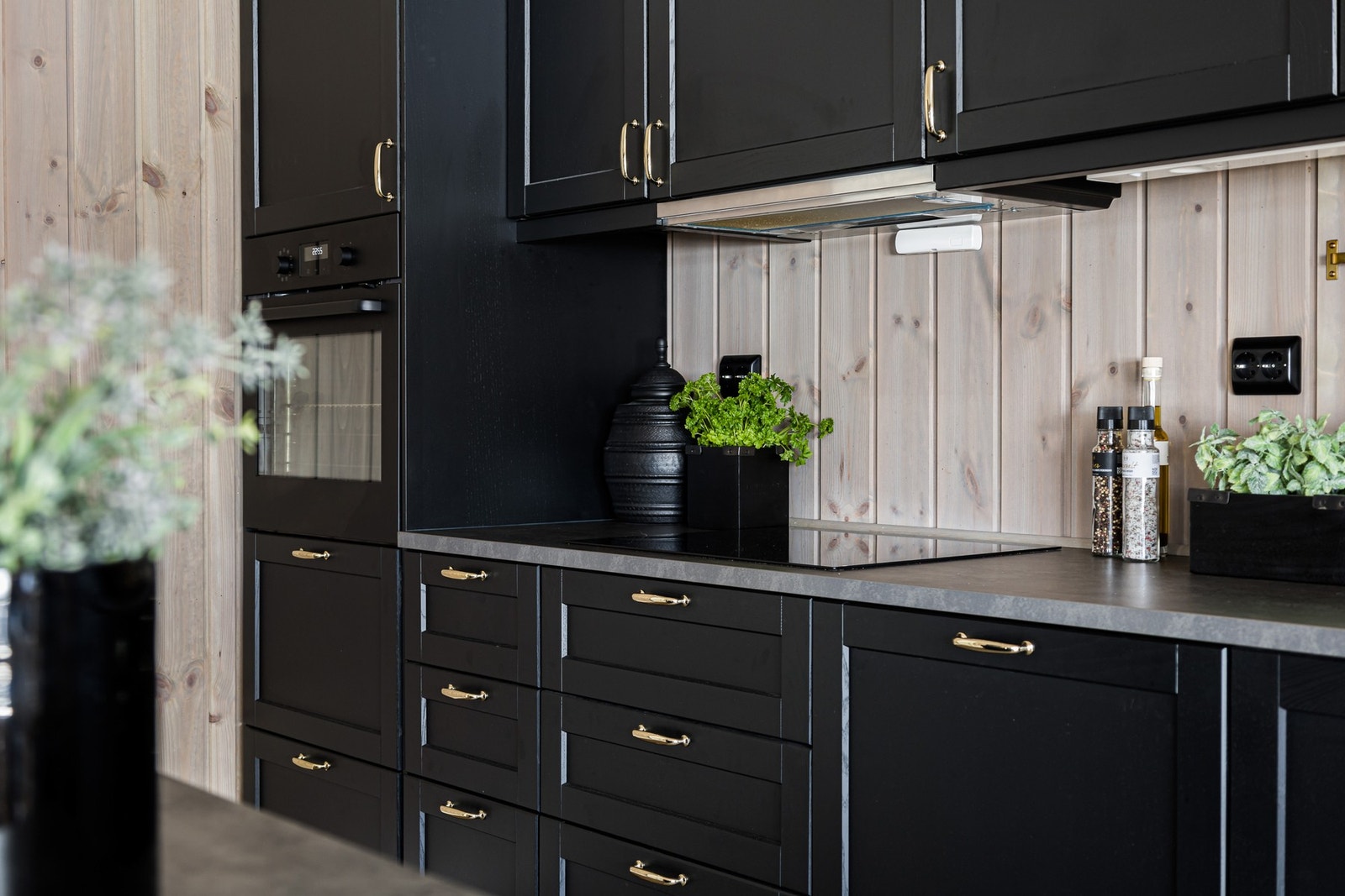 På bildene i prospektet vises det kjøkkenkran i gull, denne leveres blank og ikke i gull. Bildet er ikke av selve hytta. Galleribilde