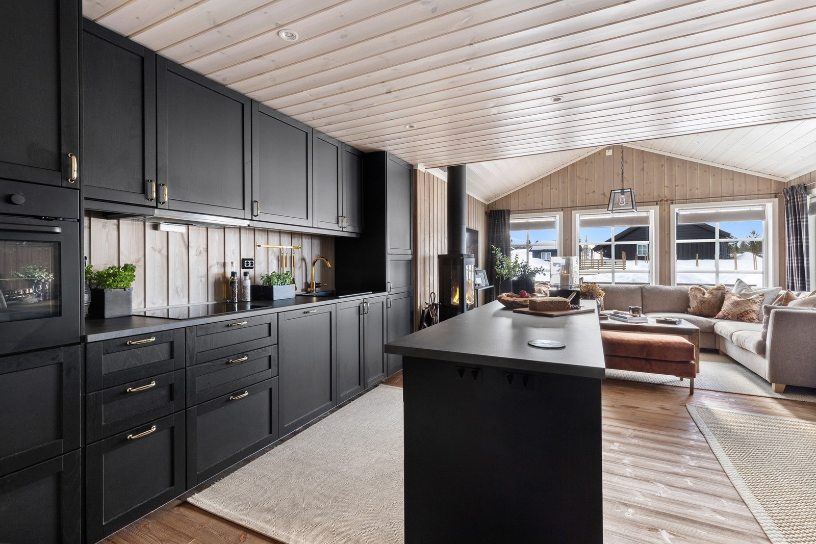 Kjøkkeninnredning fra Ikea, i modell Lerhyttan i sort farge. Bildet er ikke av selve hytta. Galleribilde