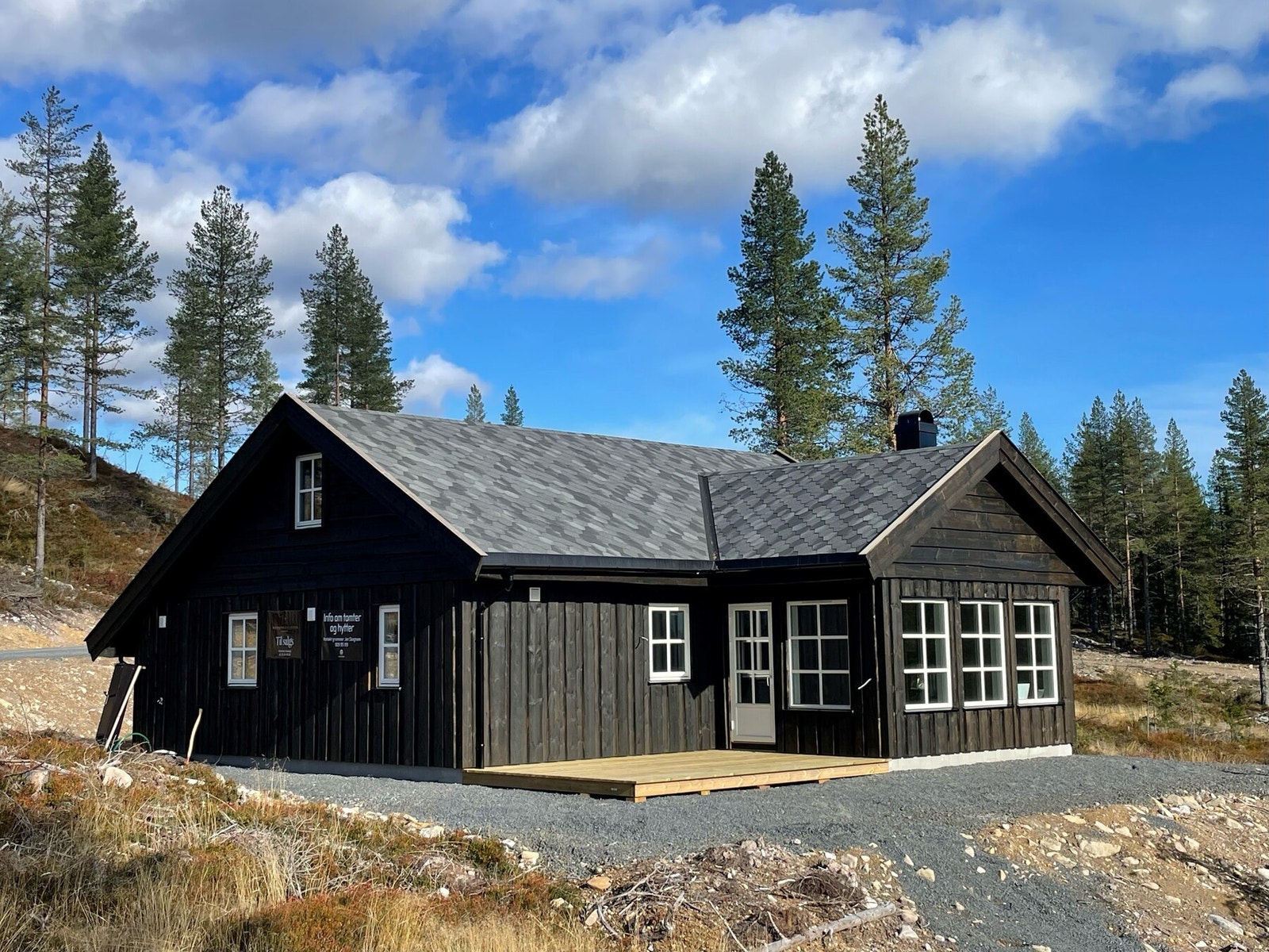 Hytta ligger idyllisk til med flott utsikt. Bildet er ikke av selve hytta. Galleribilde