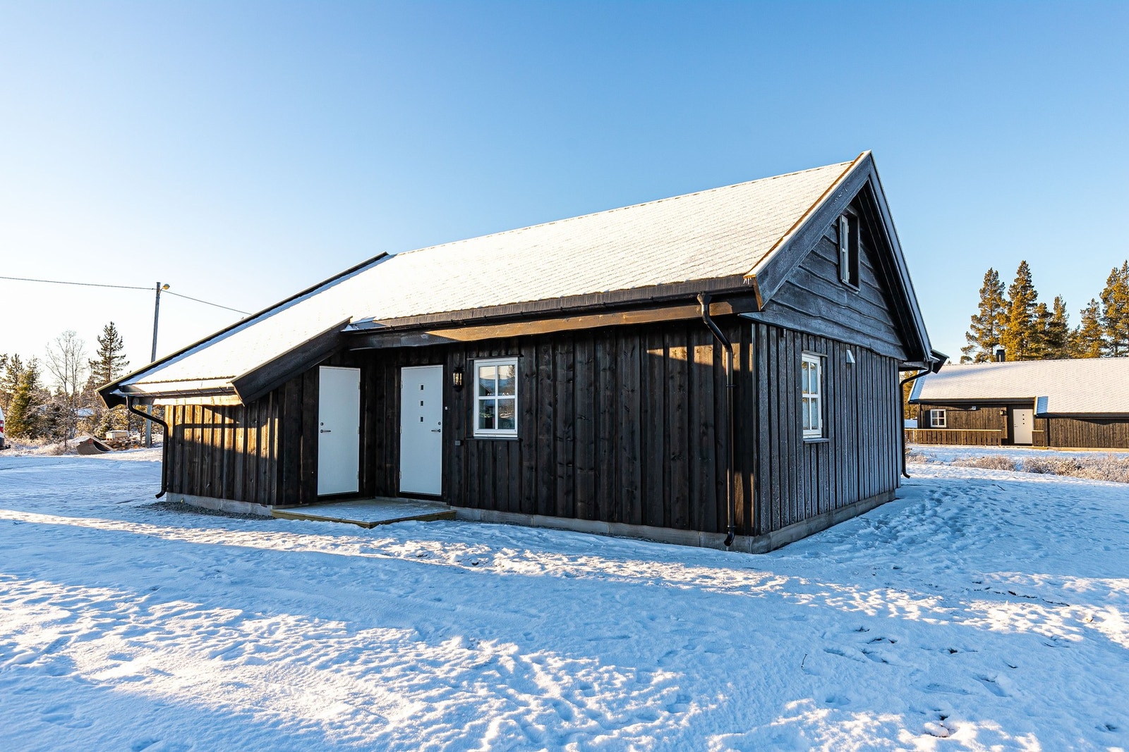 Det er skiløyper rett utenfor hytteveggen. Bildet er ikke av selve hytta. Galleribilde