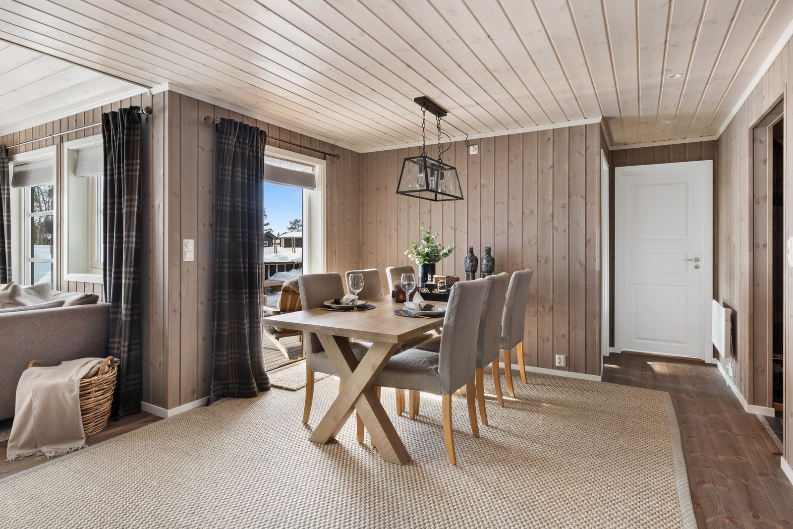 Store vindusflater som gir rikelig med dagslys inn i hytta. Bildet er ikke av selve hytta. Galleribilde