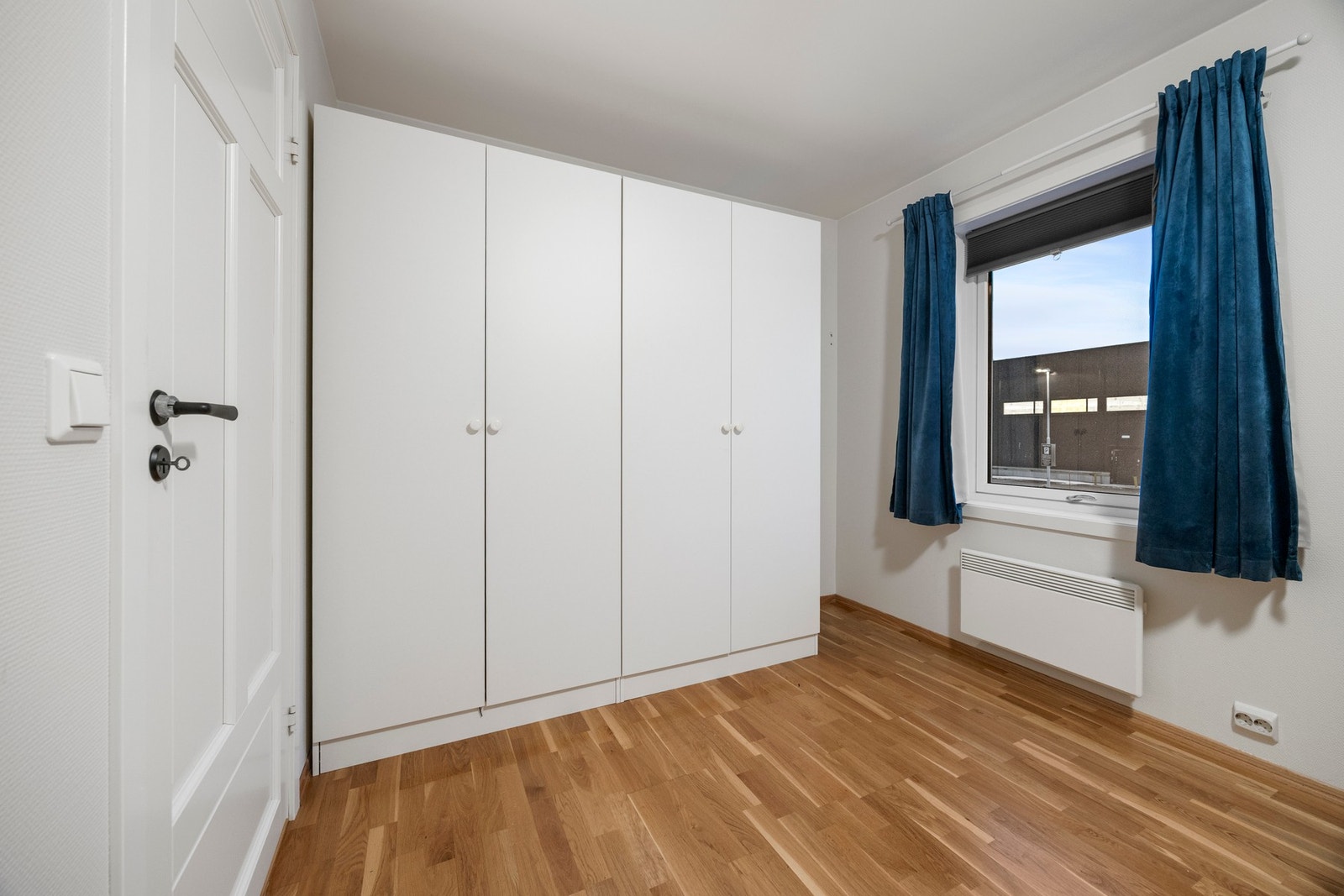 På hovedsoverommet er det god plass til garderobeløsning Galleribilde