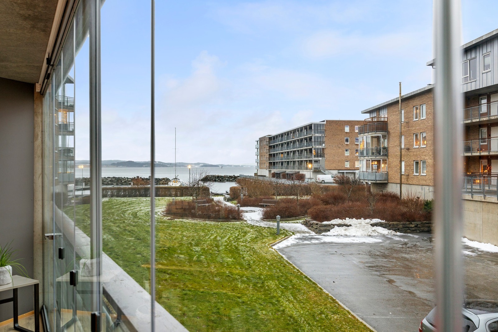 Fra balkongen er det utsikt til fjorden! Galleribilde