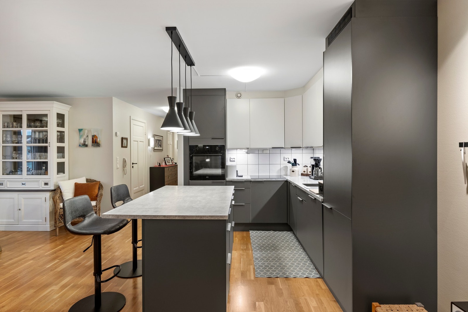 Det er integrert stekeovn, platetopp, oppvaskmaskin og kjøleskap Galleribilde