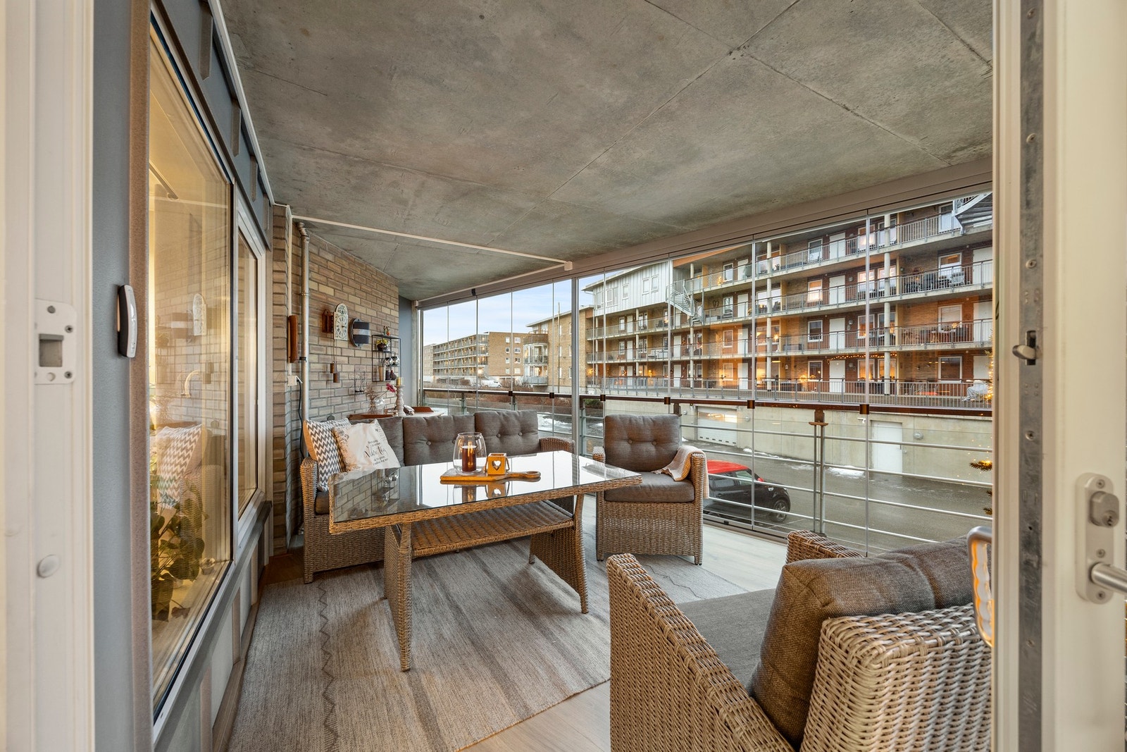 Fra stuen er det utgang til innglasset balkong - ca 24 kvm. Galleribilde