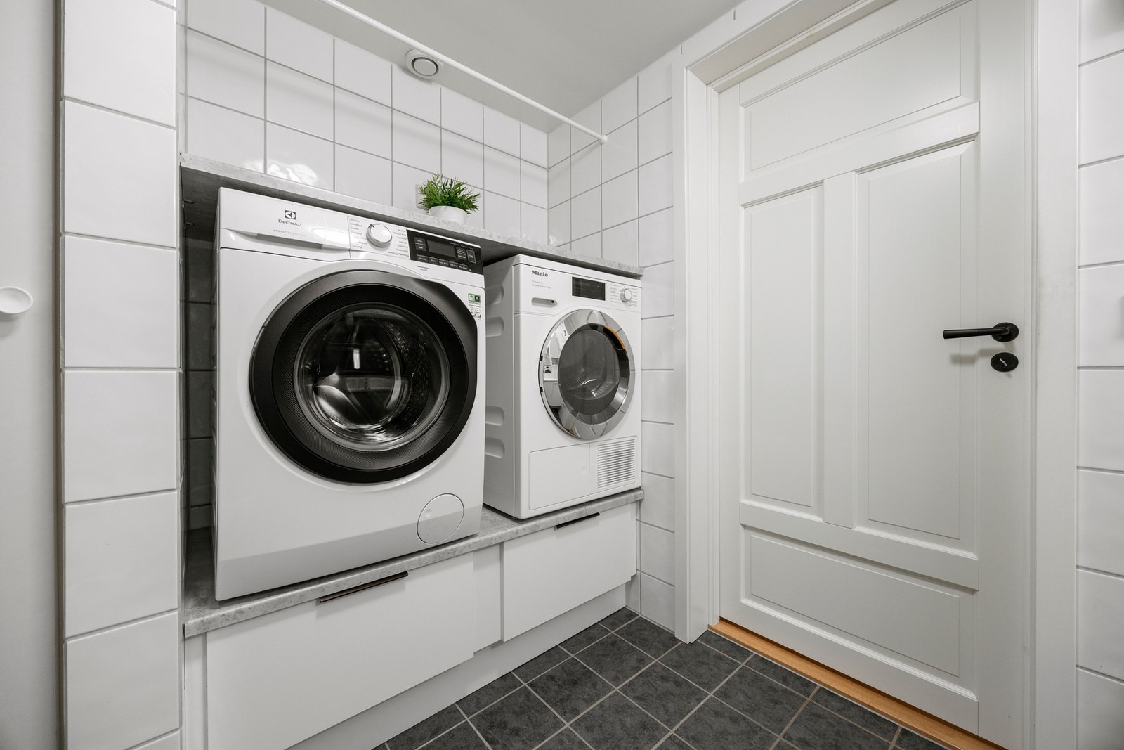 Praktisk innredning for vaskemaskin Galleribilde