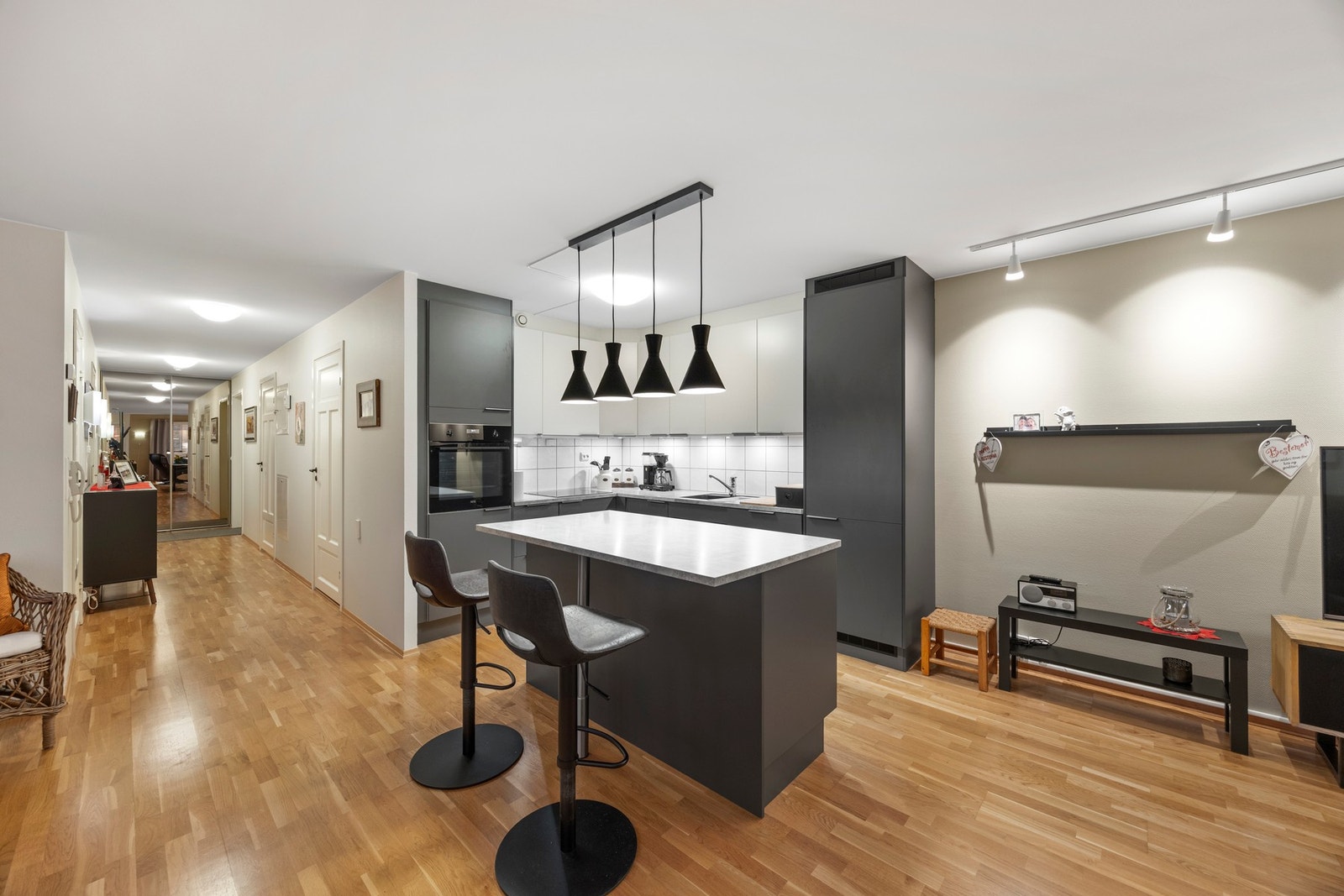 Kjøkkenøyen kan benyttes som spiseplass eller anretningsbord, alt etter behov! Galleribilde