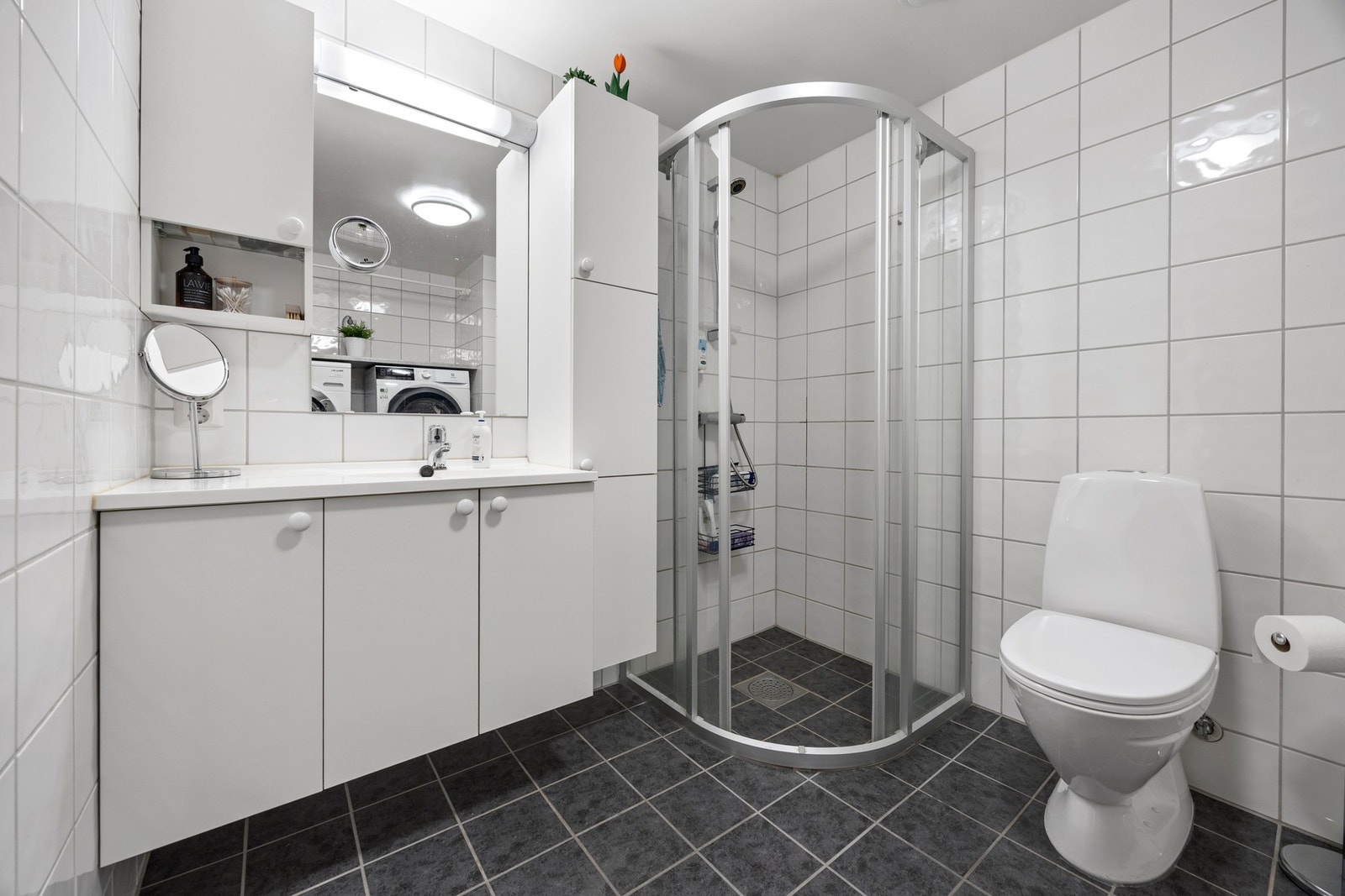 Utstyrt med toalett, dusj og servantskap Galleribilde