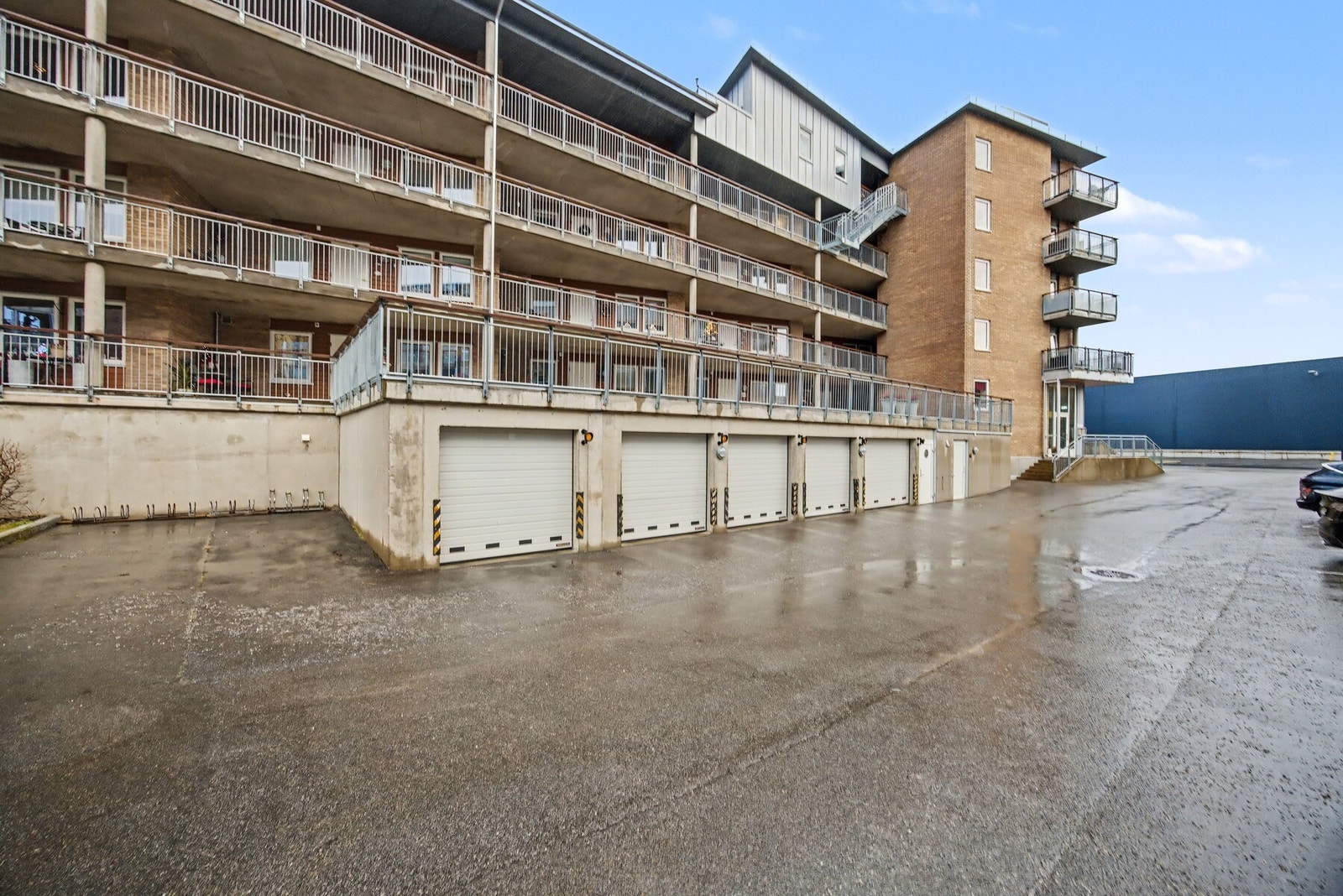 Innkjørsel til garasjekjeller Galleribilde