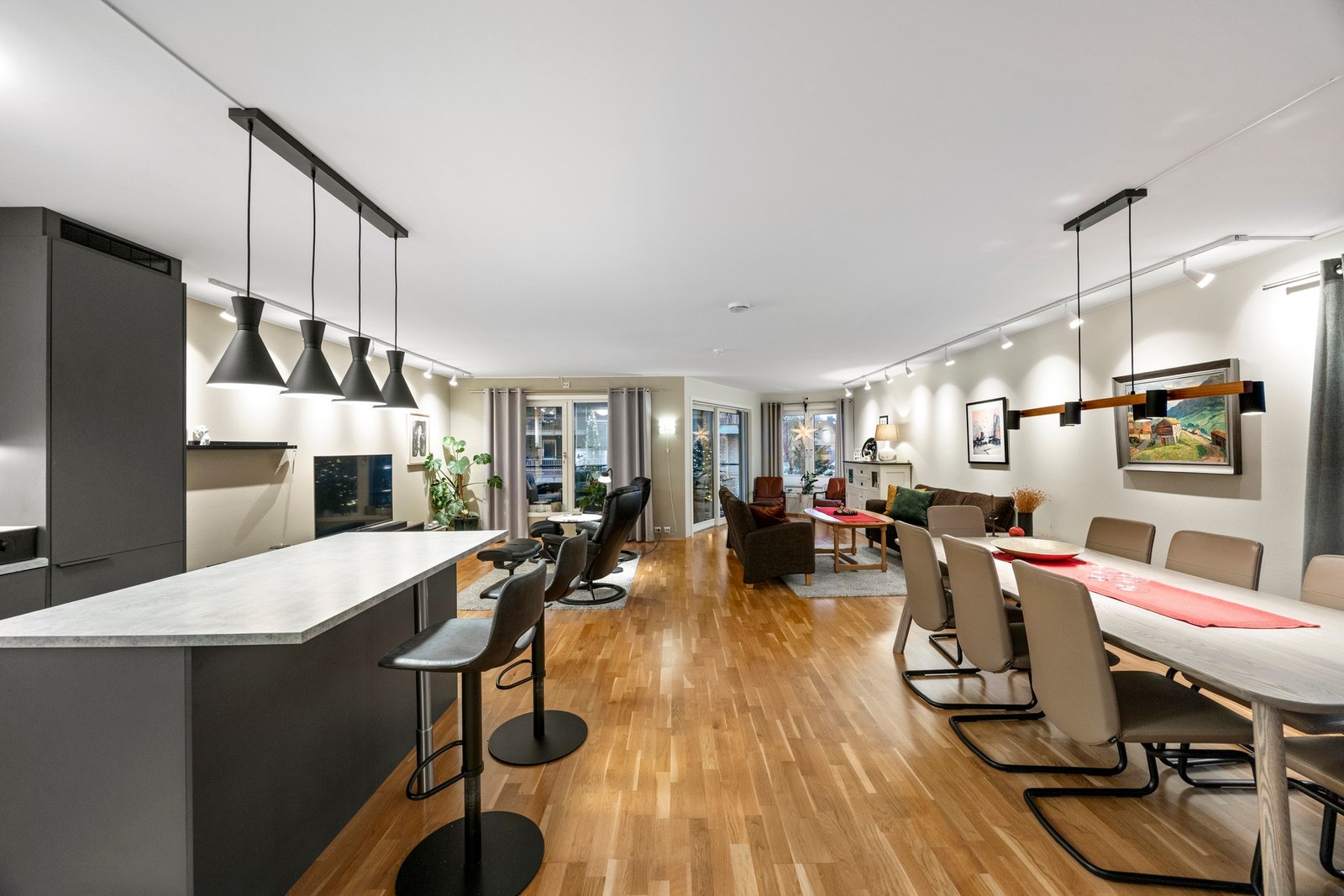 Stue og kjøkken måler til sammen ca 57 kvm. Galleribilde