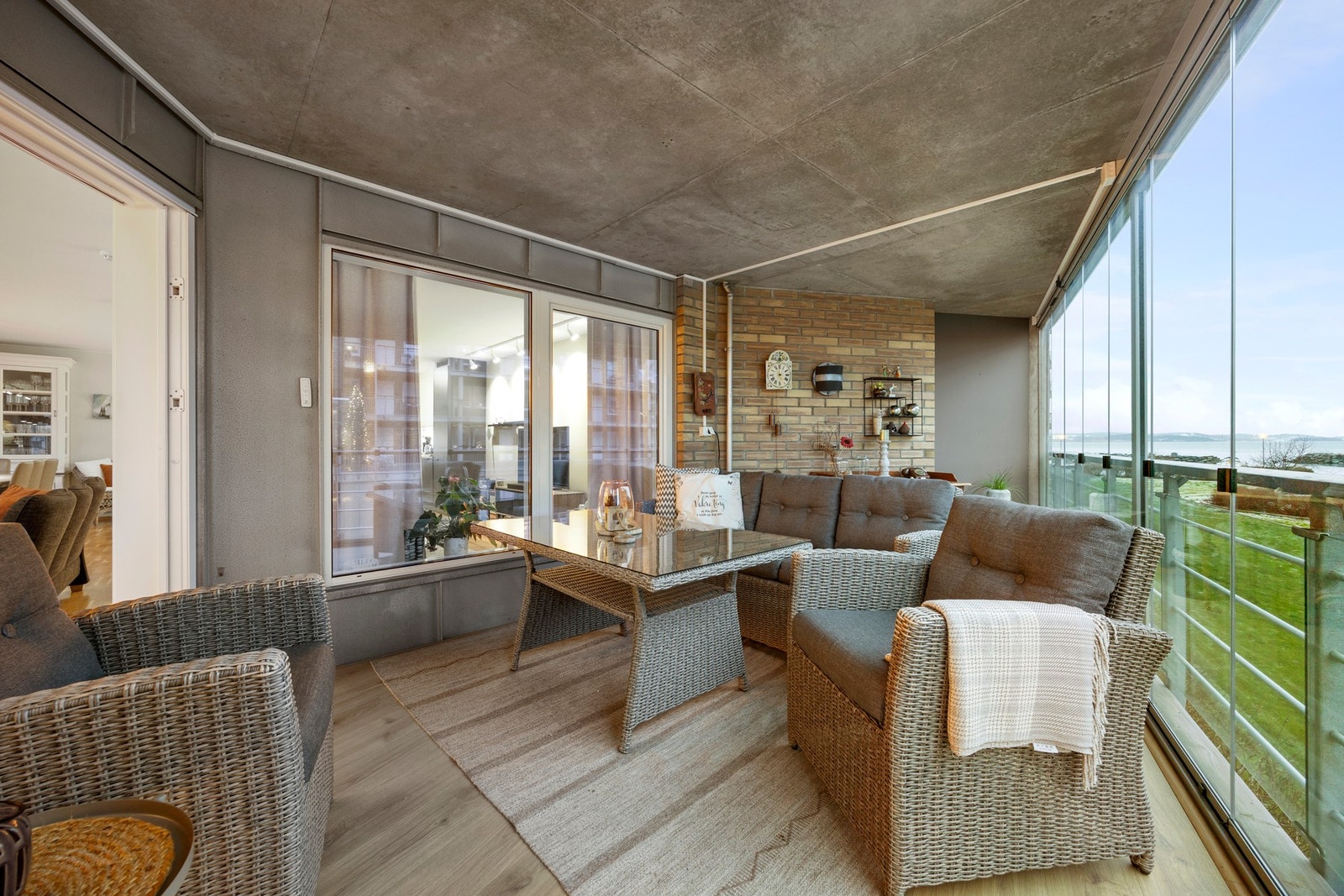 Innglassing og montering av screens ble gjort i 2021/2022, det ble også lagt laminatgulv på balkongen i samme tid. Galleribilde