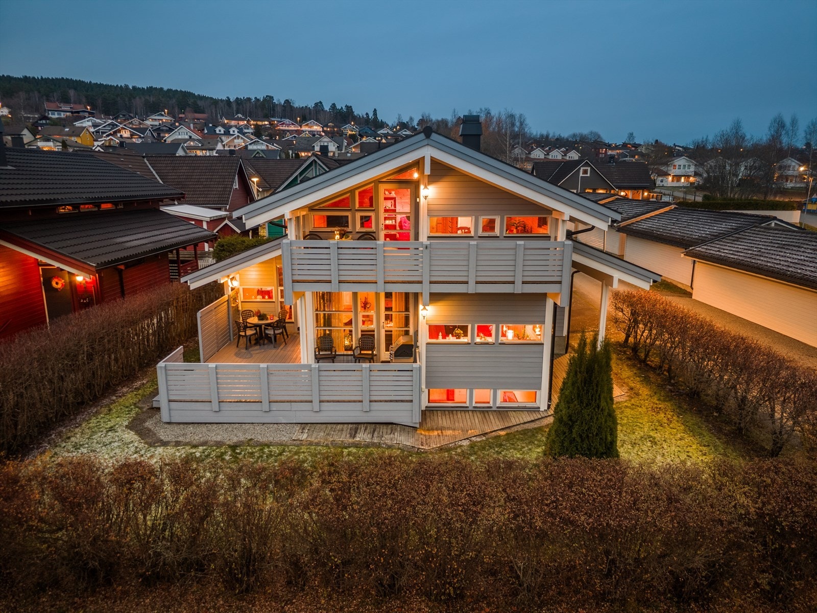 Velkommen til Oline Holtmons veg 32! En familievennlig enebolig fra 1987 med 217 m² fordelt over tre plan - attraktivt plassert i blindgate på Hamar vest. Galleribilde