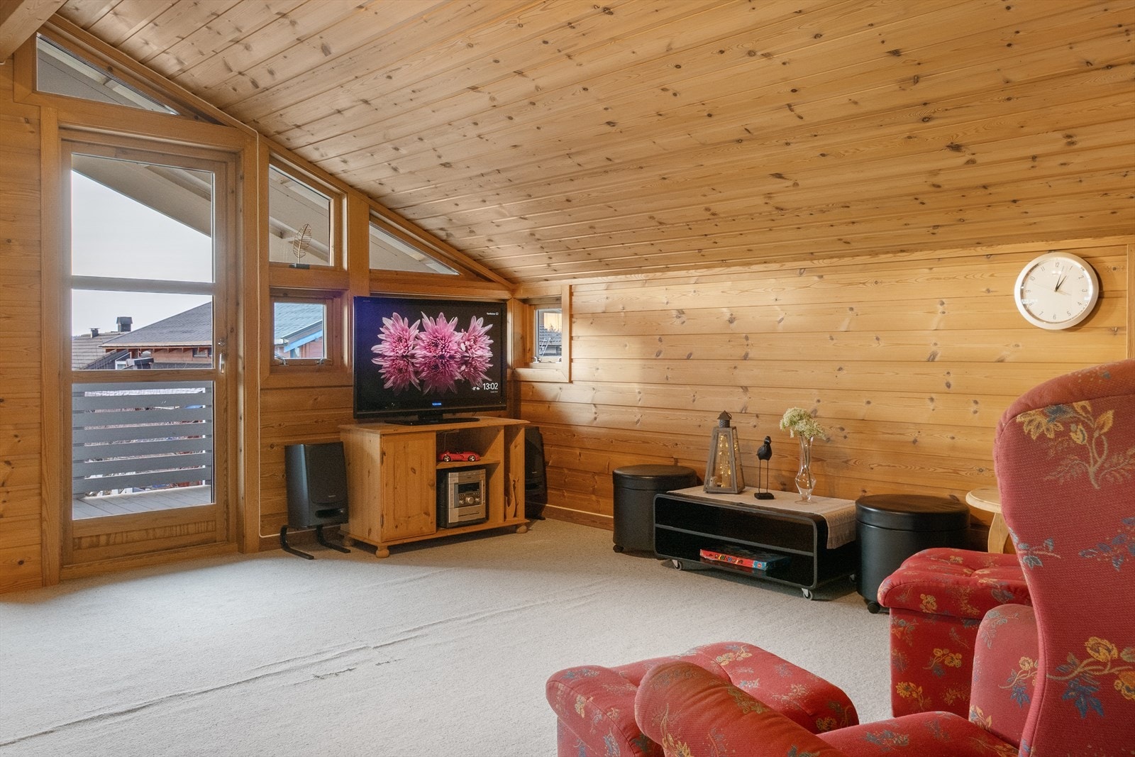 Utgang til veranda med gulv beiset i 2025 gir ekstra rom for hygge. Galleribilde