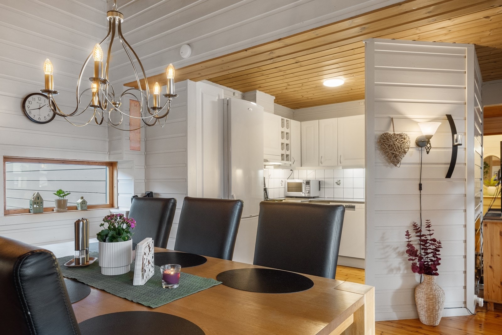 Delvis åpen løsning mot kjøkkenet skaper en sosial atmosfære. Galleribilde