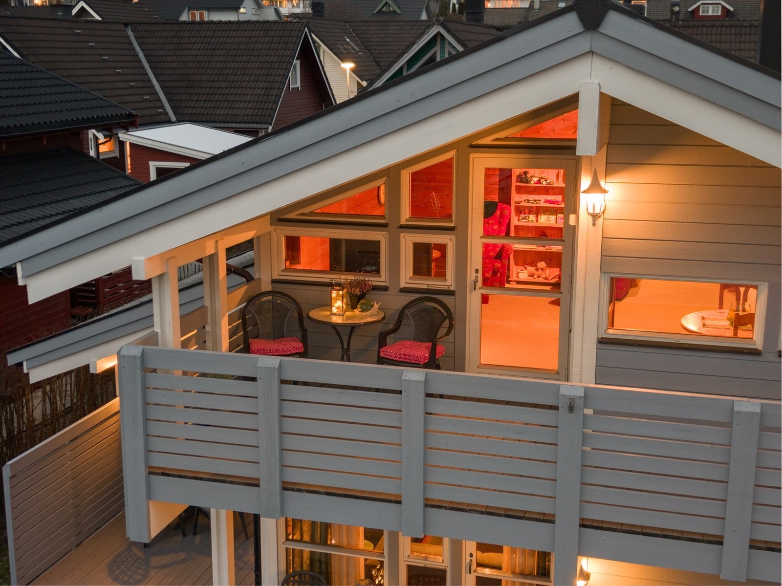 Overbygget veranda i forlengelse av stuen i 2. etasje. Galleribilde