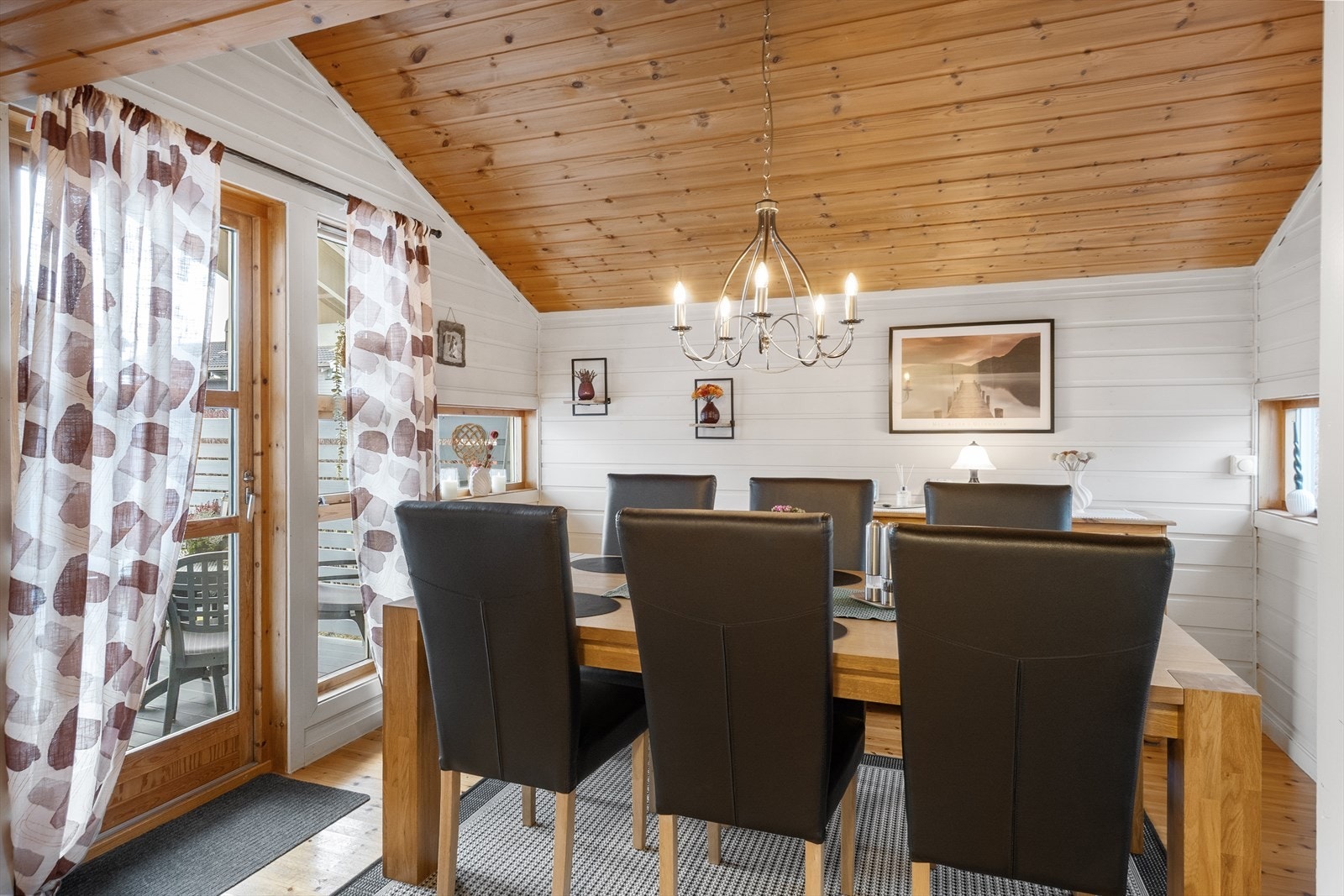 Luftig spisestue med plass til langbord - perfekt for familiesamlinger. Galleribilde