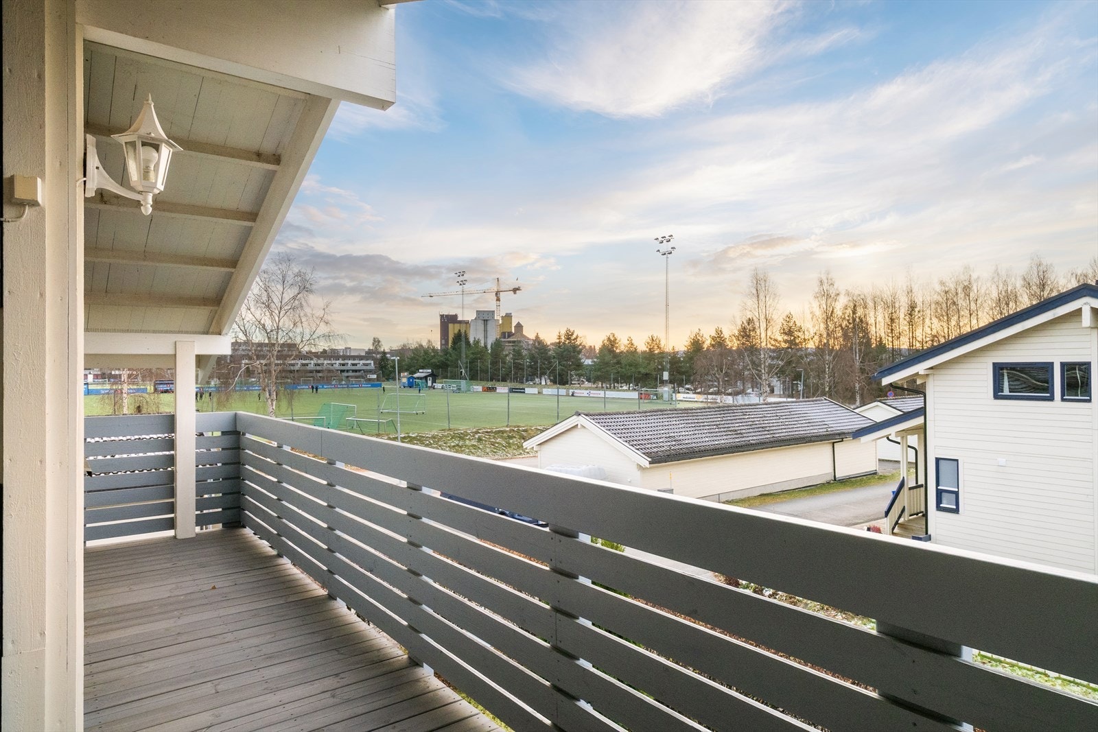 Hyggelig veranda med utsyn over nabolaget - gulv og rekkverk oppgradert i 2018. Galleribilde