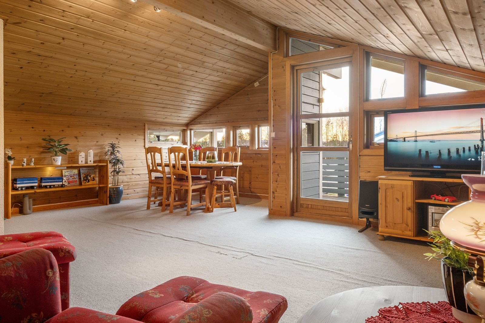 Stor og innbydende stue - perfekt som ungdomssone eller TV-rom. Galleribilde