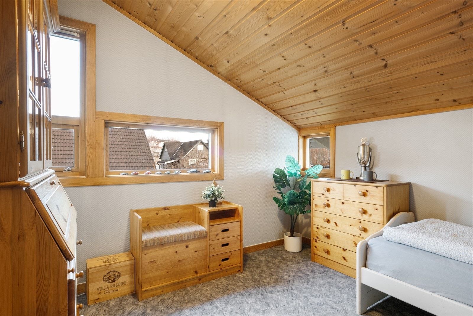 Romslig soverom med plass til seng, garderobe og skrivepult. Galleribilde