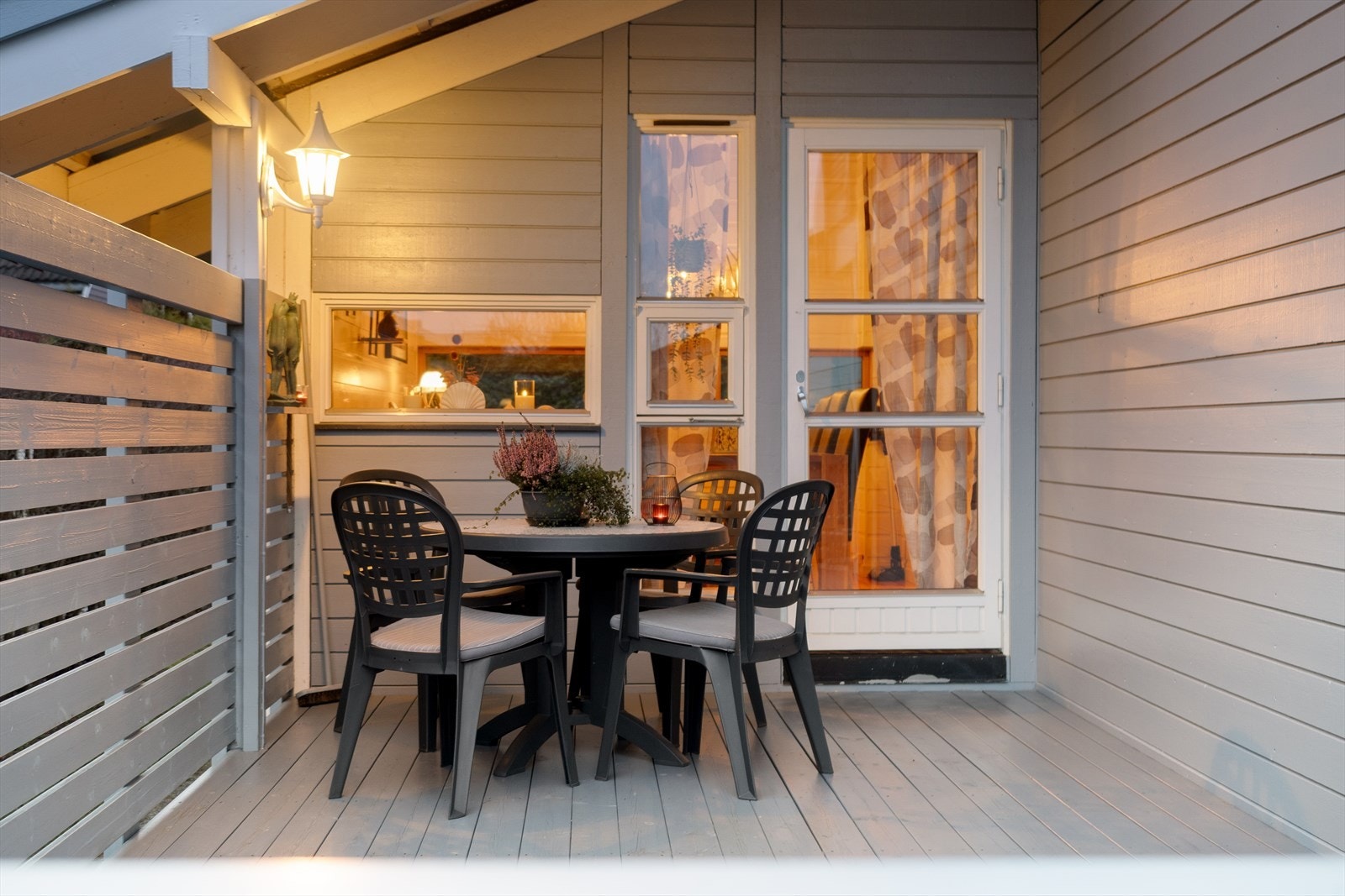 Perfekt uteplass for grill og utemøbler med direkte adkomst fra stuen. Galleribilde