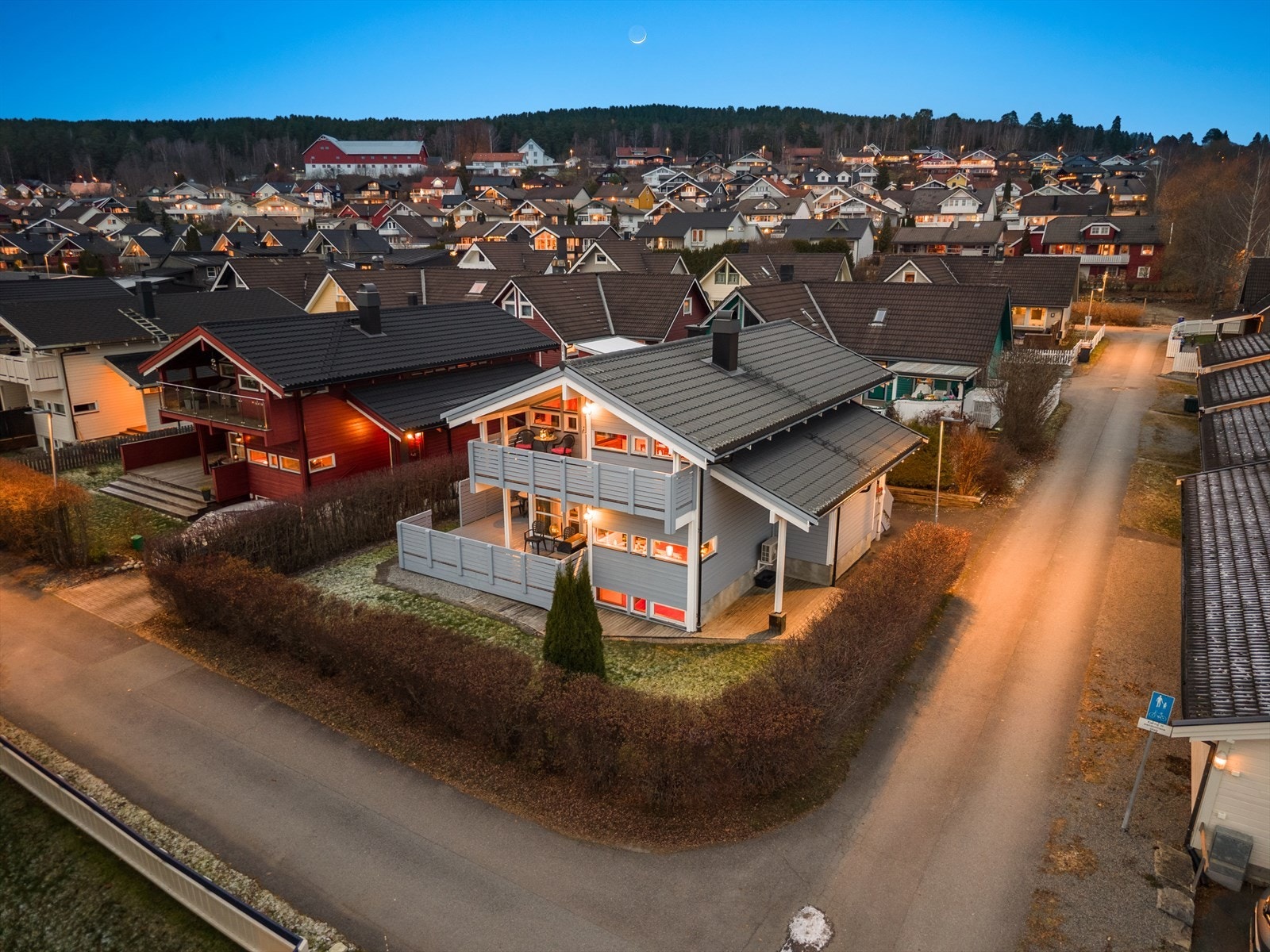 Velholdt enebolig med hjørnetomt på 322 m², oppgradert med ny taktekking i 2015 og fasadebeis i 2024. Galleribilde