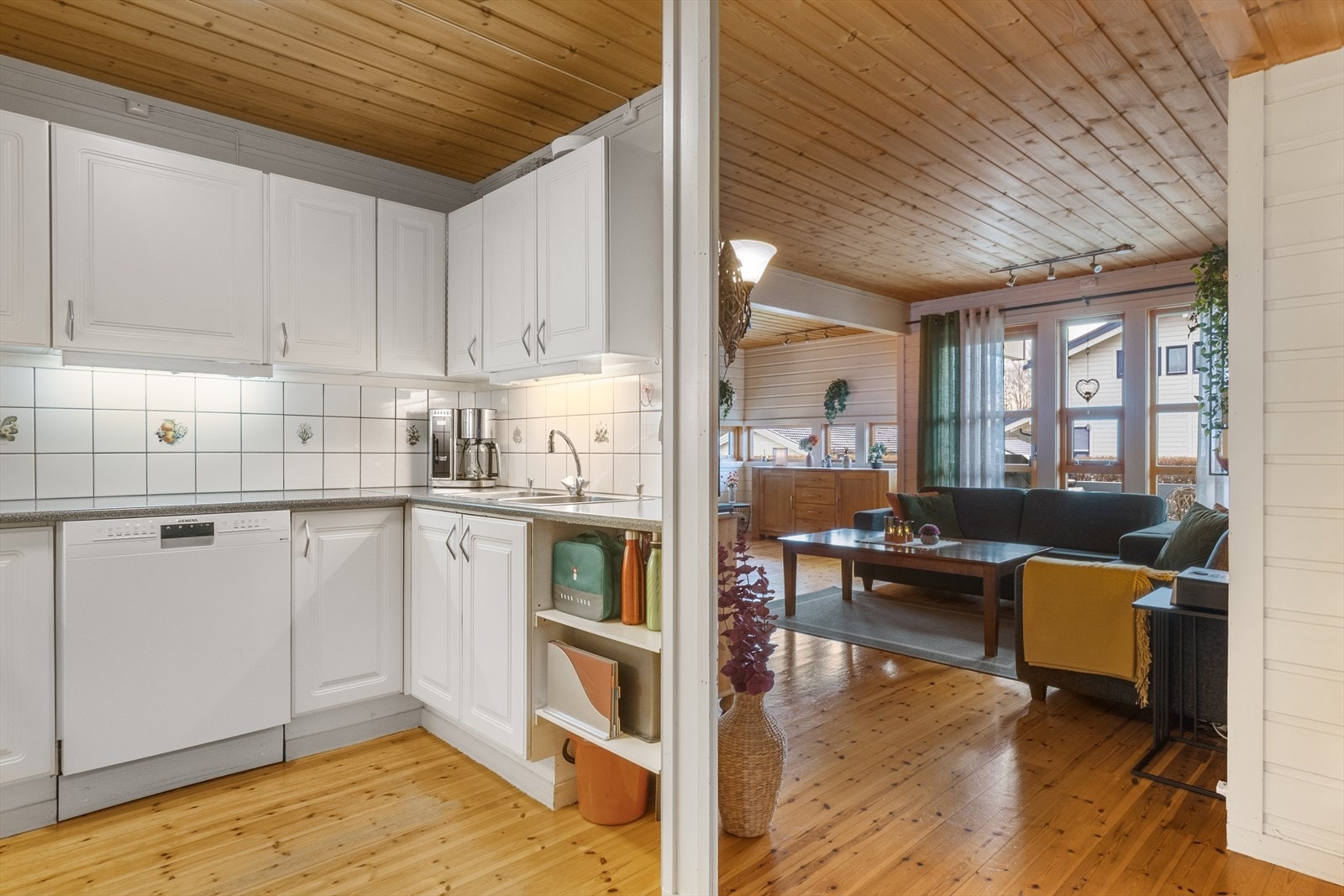 Klassisk kjøkkeninnredning med profilerte fronter og laminert benkeplate. Galleribilde