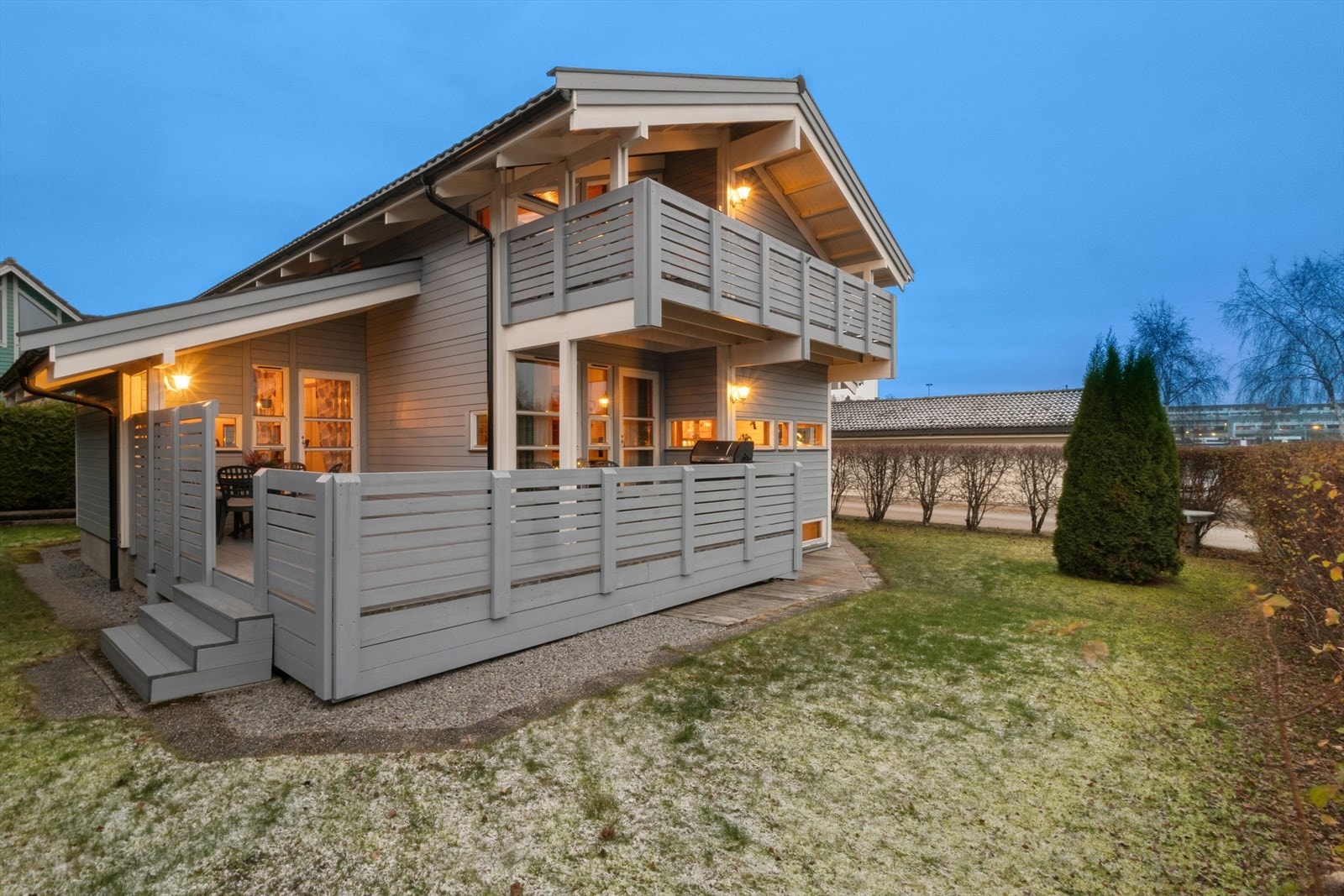 Velholdt fasade med oppgraderinger i 2015 og 2024, omkranset av hekk. Galleribilde