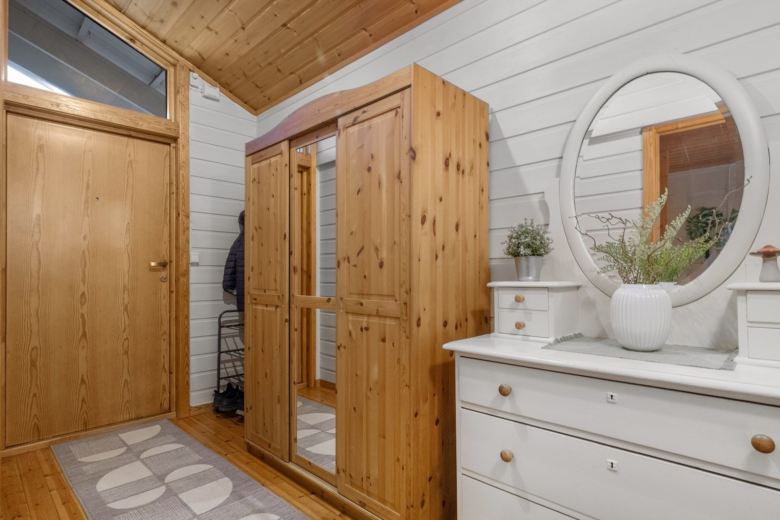 Lys og praktisk entré med garderobeløsning og god plass til yttertøy. Galleribilde