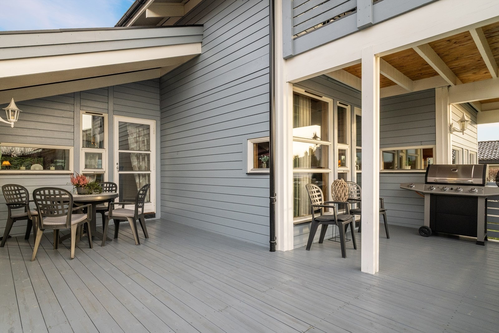 Solrik markterrasse på 37 m², delvis overbygget og beiset i 2025 - perfekt for sommerdager og hyggelige måltider ute. Galleribilde