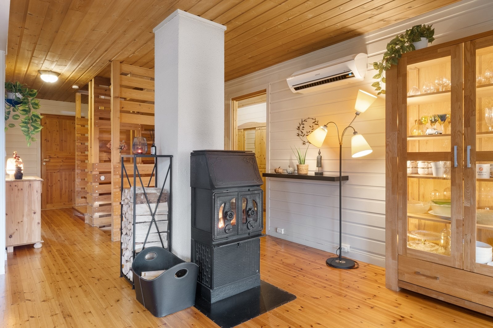 Stuen er i delvis åpen løsning til kjøkkenet og har tilkomst til alle rom i 1. etasje. Galleribilde