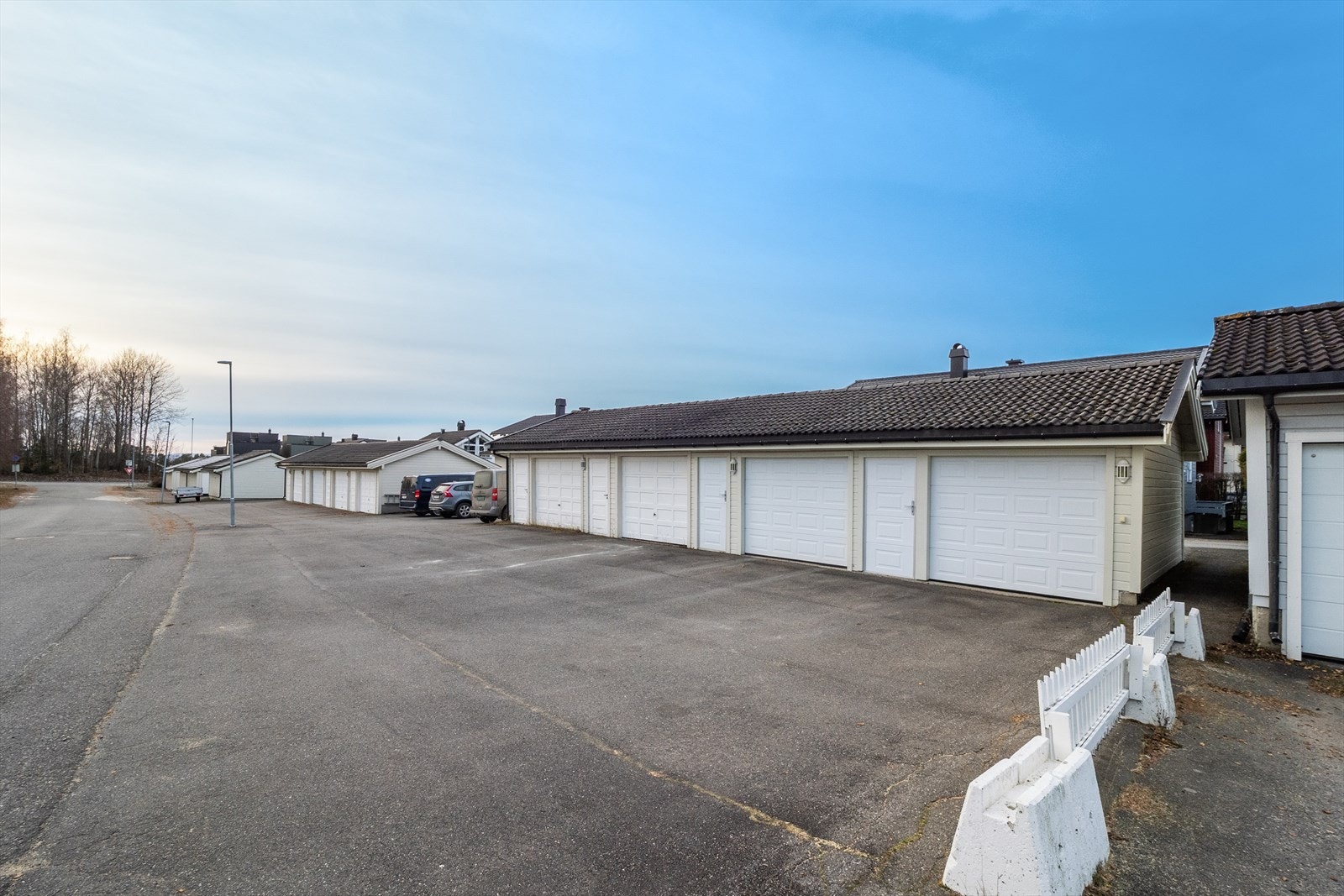 Fast garasjeplass med elektrisk port og gangdør fra 2018 - ekstra lagringsplass inkludert. Galleribilde