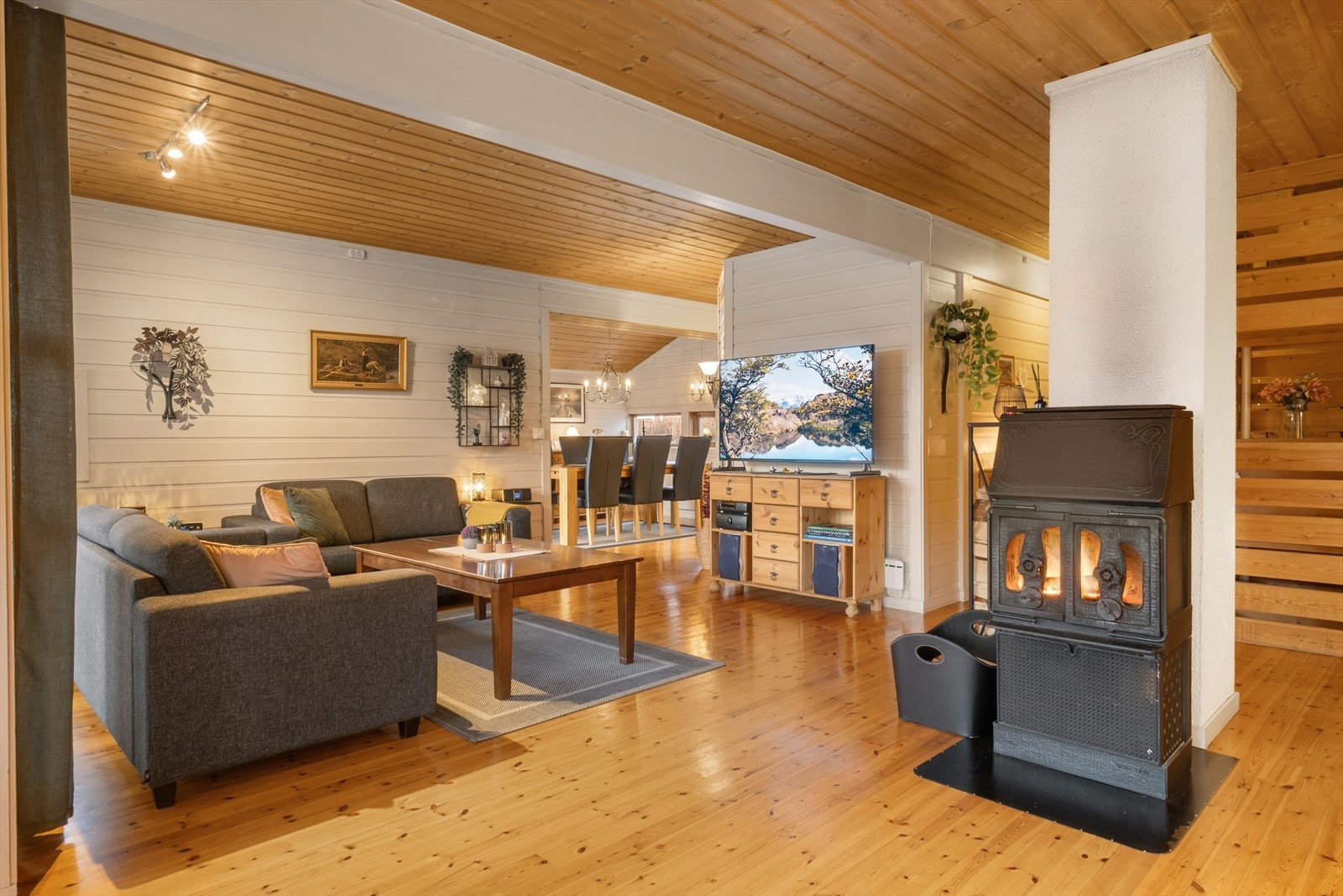 Romslig stue med vinduer fra fire himmelretninger og god plass til sofagruppe. Galleribilde