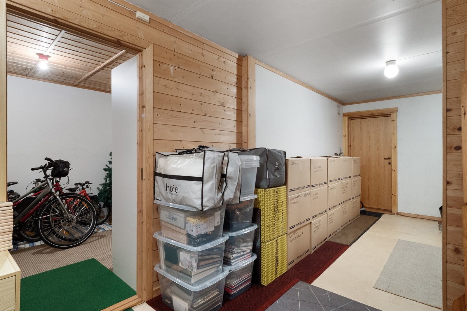 Egen inngang til kjeller - ideelt for oppbevaring og praktiske gjøremål. Galleribilde