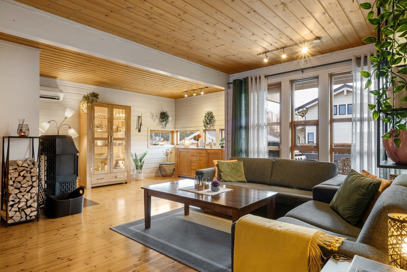 Varmepumpe fra 2018 og vedovn for behagelig inneklima året rundt. Galleribilde