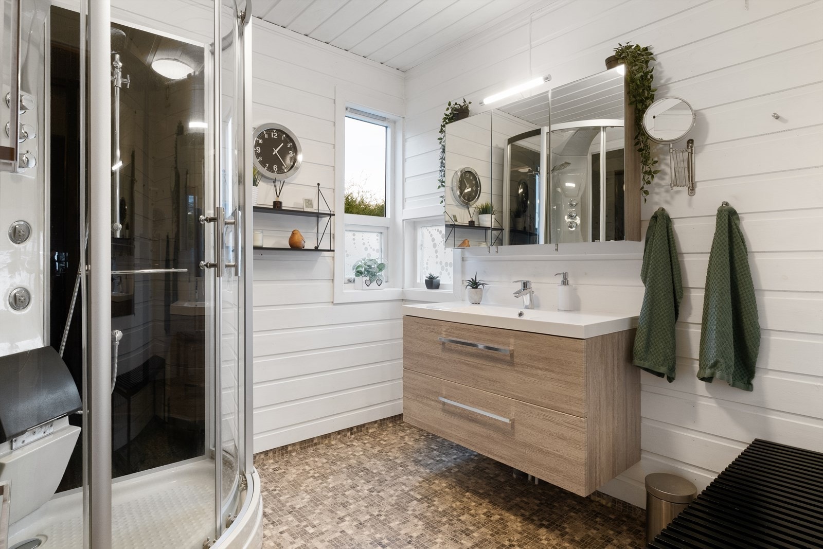 Bad pusset opp i 2018 med dusjkabinett og servantskap. Galleribilde