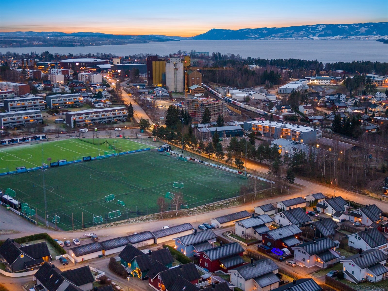 Idrettsanlegg og kunstgressbane i umiddelbar nærhet. Galleribilde