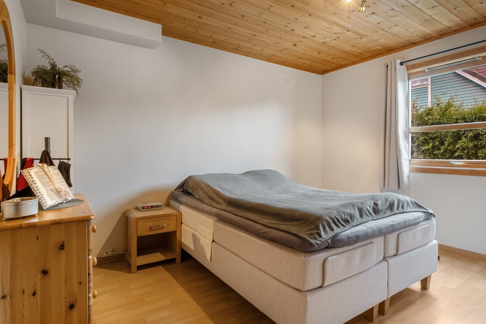 Romslig hovedsoverom med garderobeløsning og gode lysforhold. Galleribilde