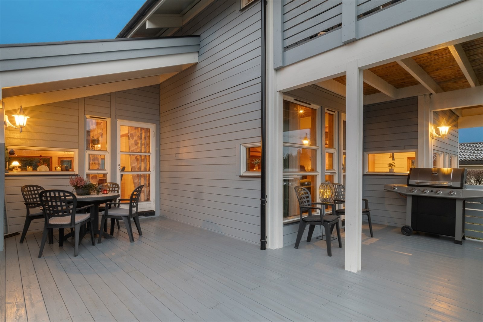 Markterrasse på 37 m² som delvis overbygget og beiset i 2025. Galleribilde