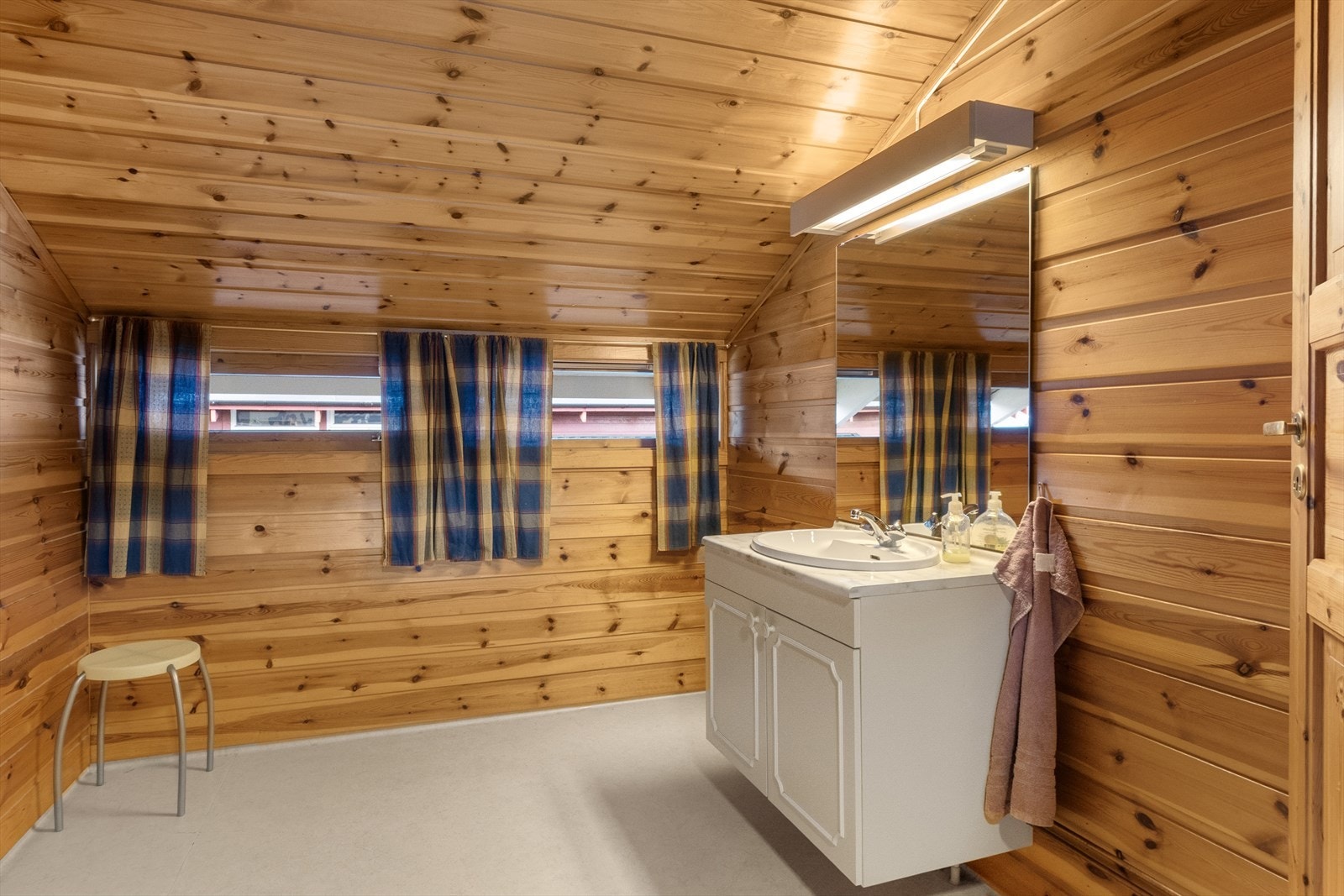 Toalettrom med servantskap og gulvmontert toalett. Galleribilde