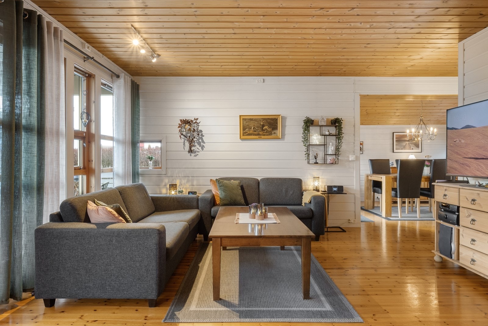 Romslig stue med vinduer fra fire himmelretninger og gode kilder til dagslys. Galleribilde