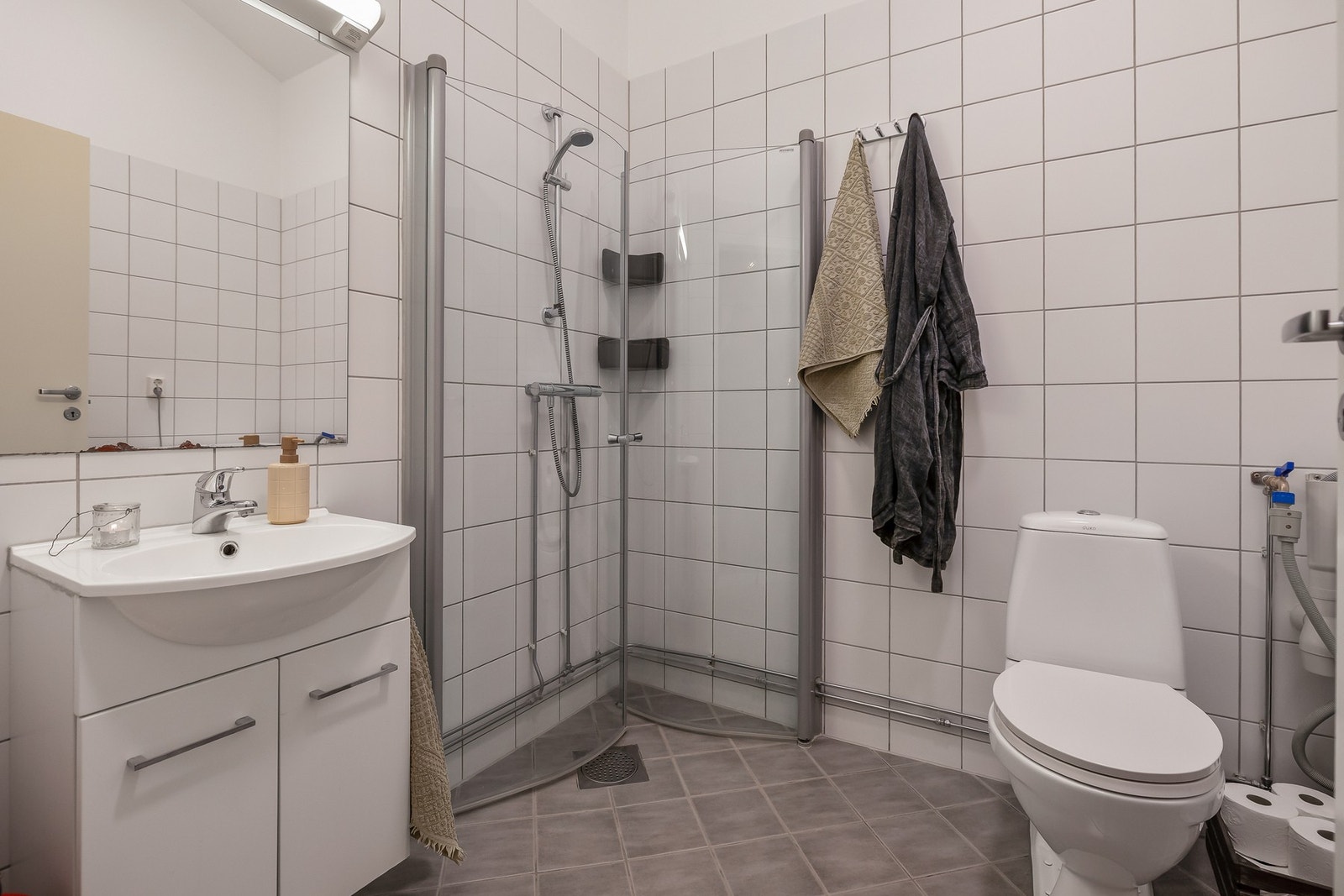 Flislagt baderom med behagelig gulvvarme. Galleribilde