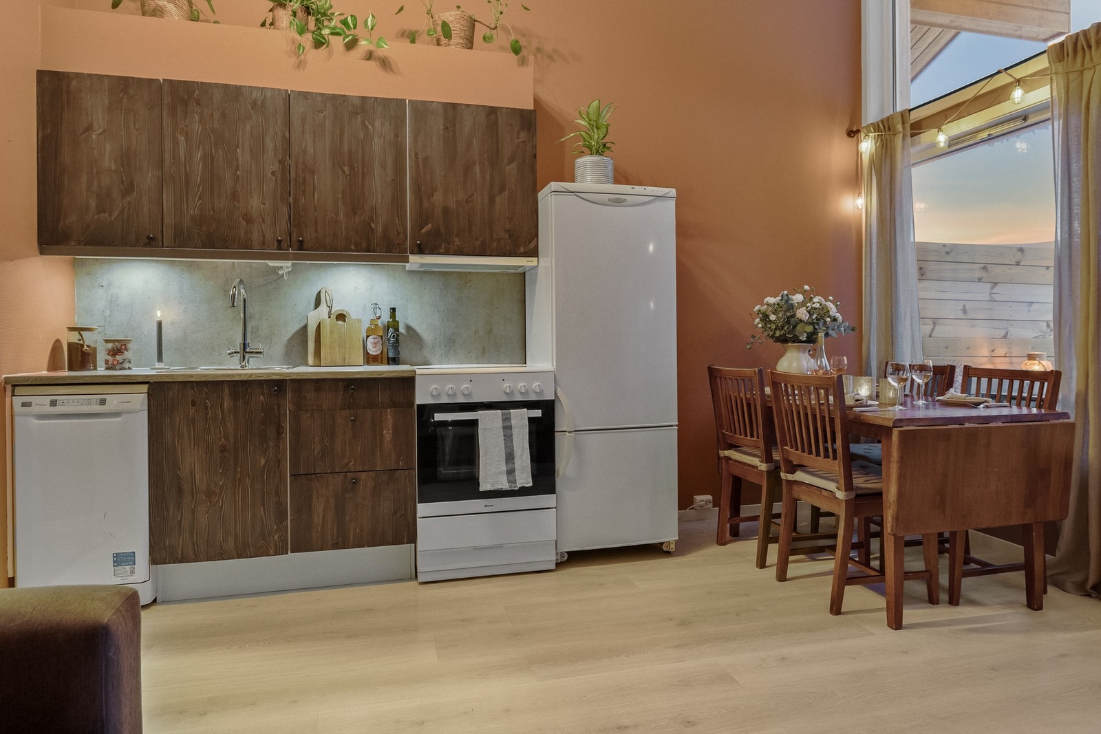 Innredning med glatte fronter og benkeplate av laminat. Galleribilde