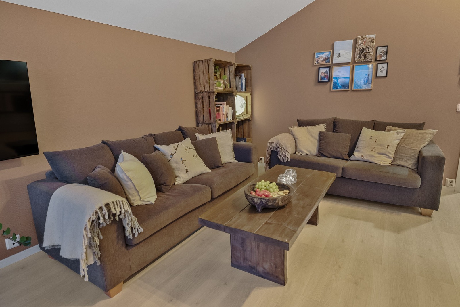 Det er god plass til en sofagruppe med tilhørende bord. Galleribilde